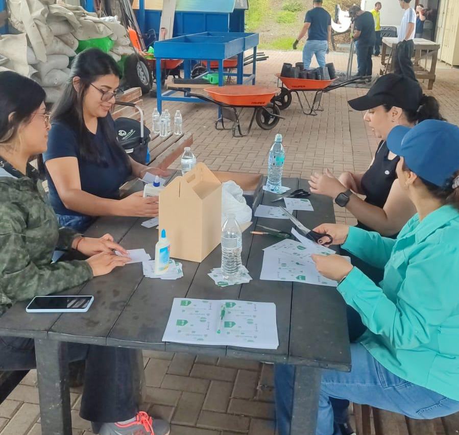 Colaboradores de Novacomp en actividad de voluntariado ambiental 5