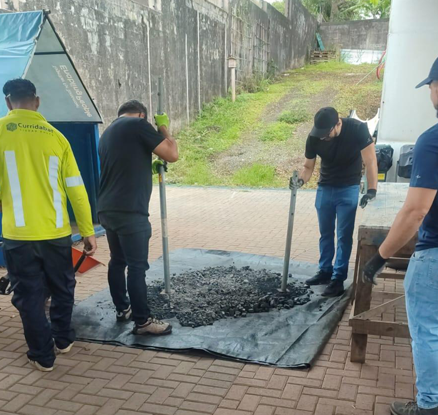 Colaboradores de Novacomp en actividad de voluntariado ambiental 6
